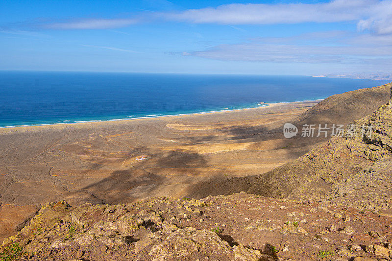 Jandía自然公园阳光明媚的一天，Fuerteventura -从morro Jable Summit Up